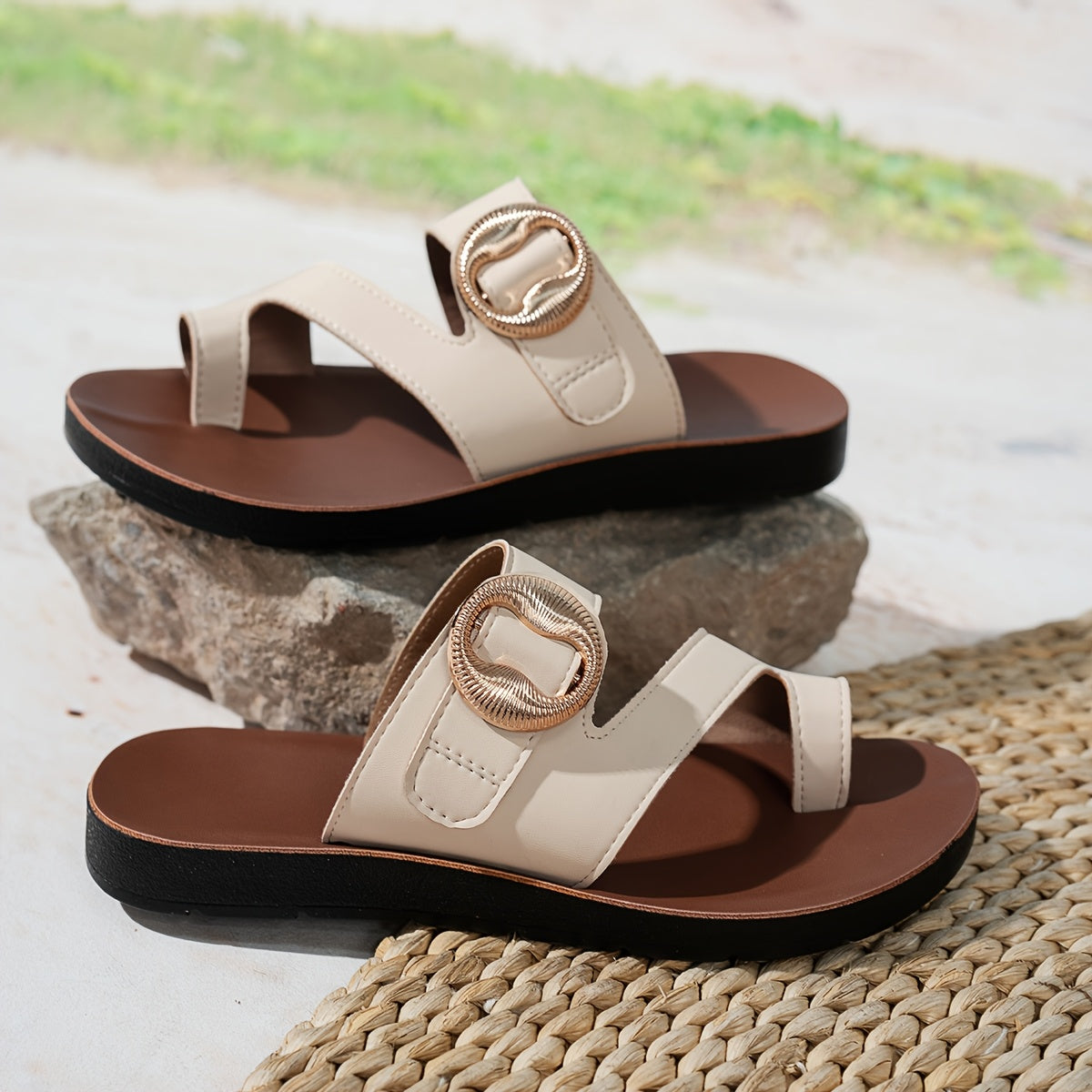 Leichte Ledersandalen für den Sommerstrand