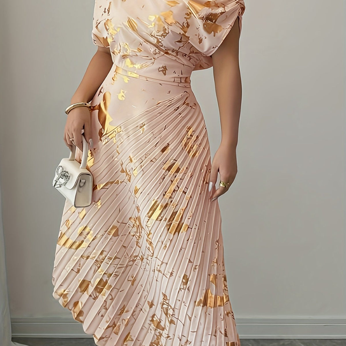 Symmetrisches, plissiertes Midikleid mit Folienoptik