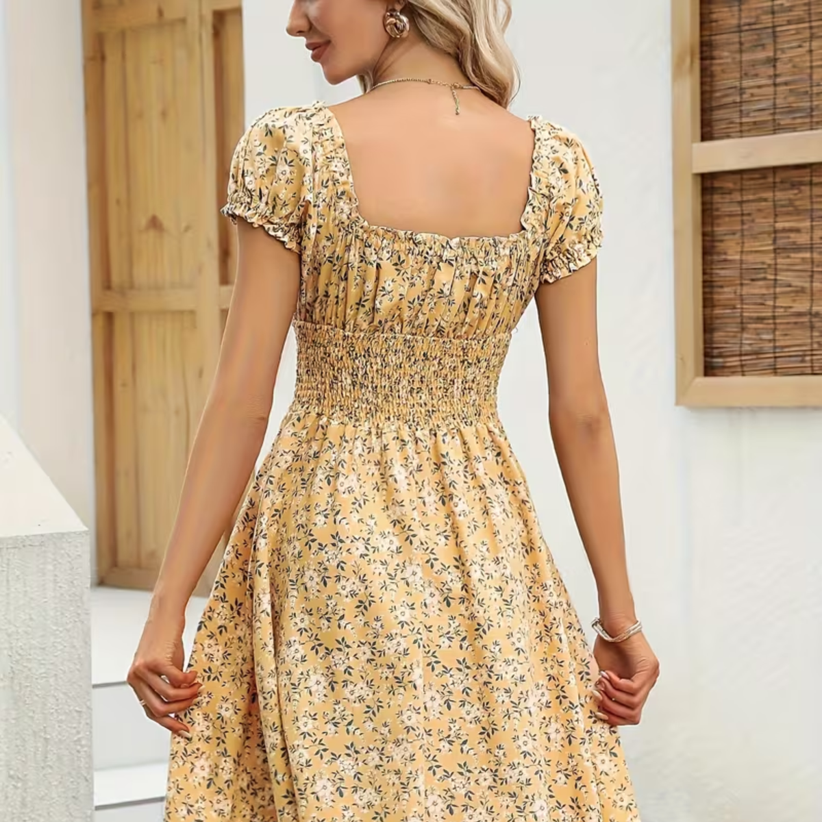 Florales Midikleid mit V-Ausschnitt und geraffter Taille