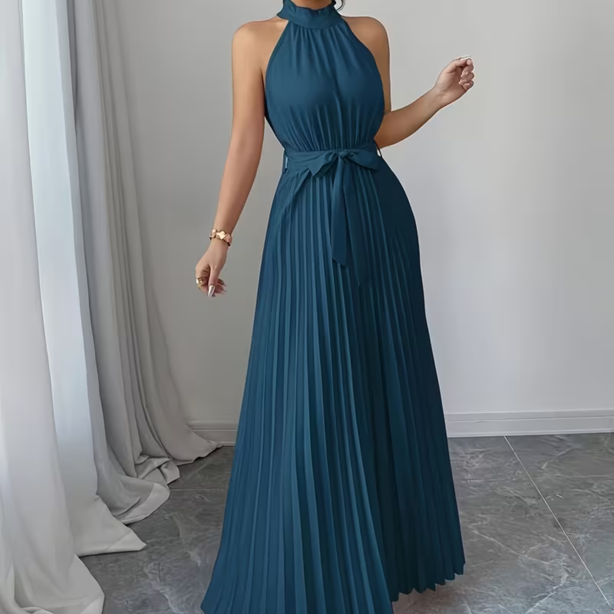 Ärmelloses, plissiertes Maxikleid mit Gürtel