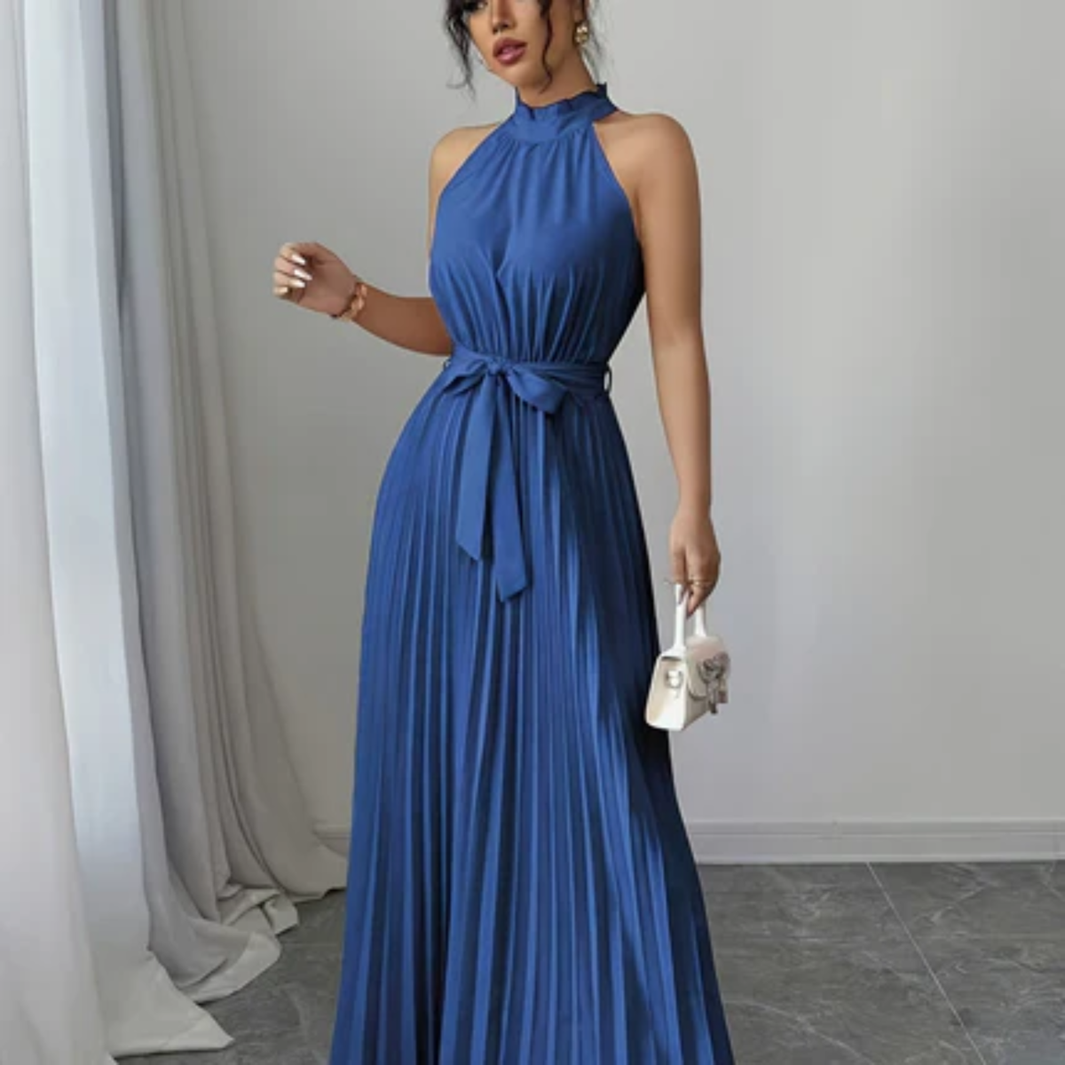 Ärmelloses, plissiertes Maxikleid mit Gürtel