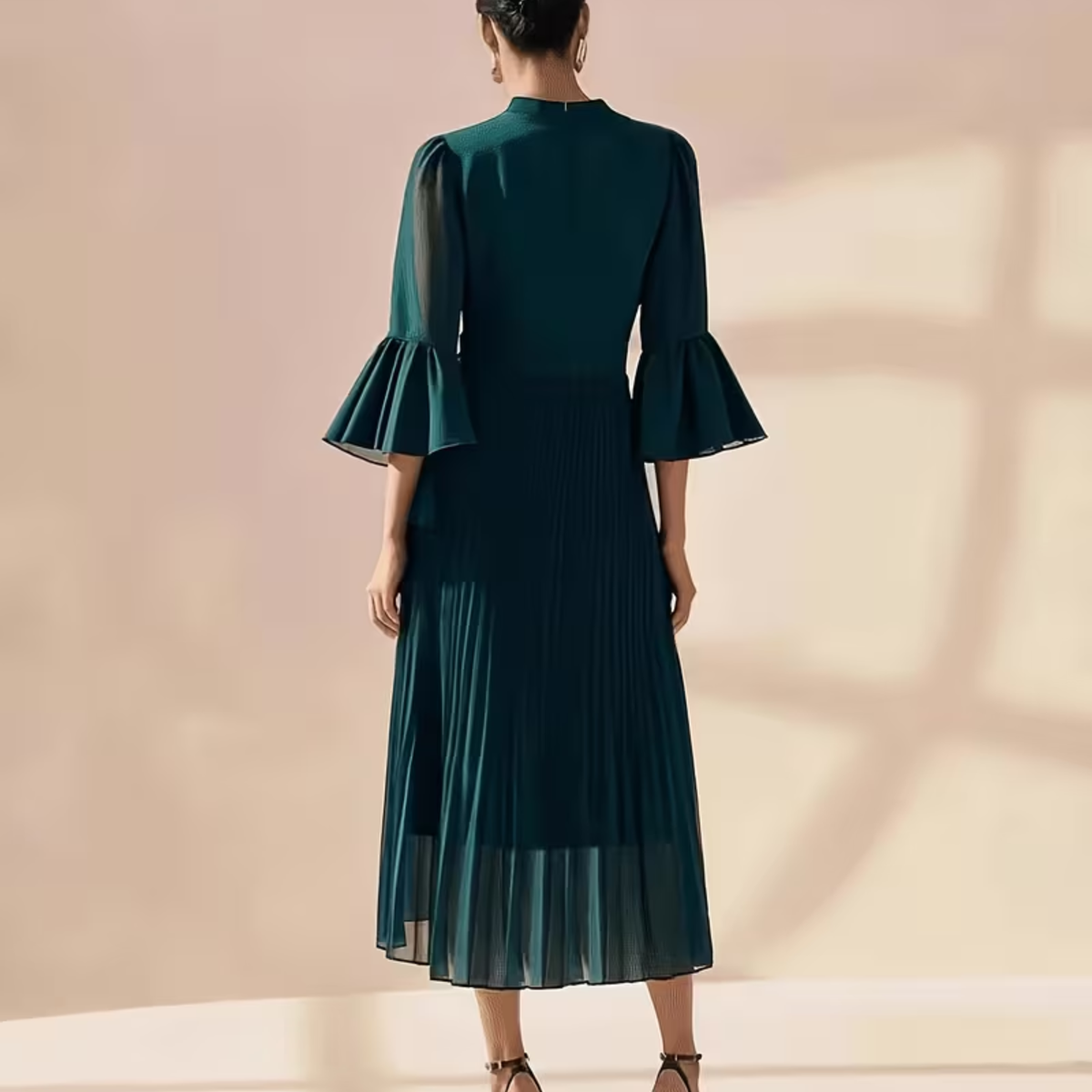 Midi-Kleid mit V-Ausschnitt und plissierten Rüschen