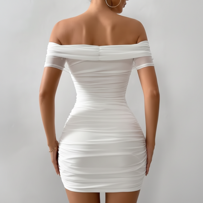 Elegantes Damen-Minikleid mit schulterfreiem Design und Perlenakzenten für modernen Glamour
