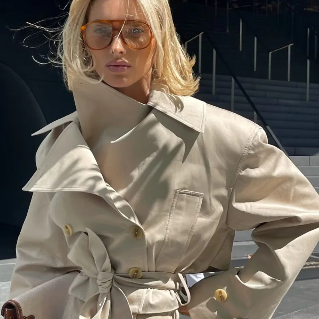 Kurz geschnittene Trenchcoat-Jacke mit Gürtel