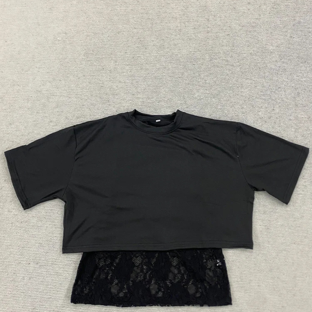 Kurz geschnittenes T-Shirt mit Spitzenpaneel