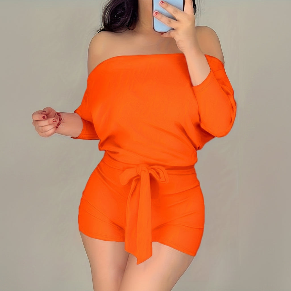 Mono casual de color sólido con shorts y gracia de alas de murciélago