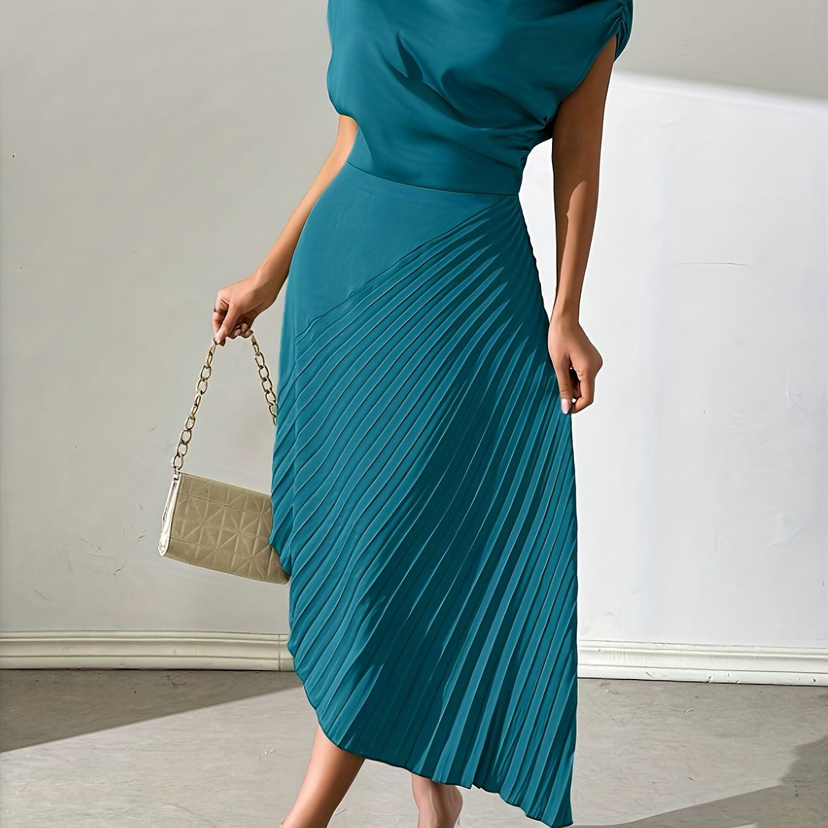 Symmetrisches, plissiertes Midikleid mit Folienoptik