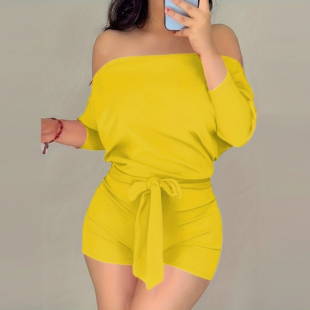 Mono casual de color sólido con shorts y gracia de alas de murciélago