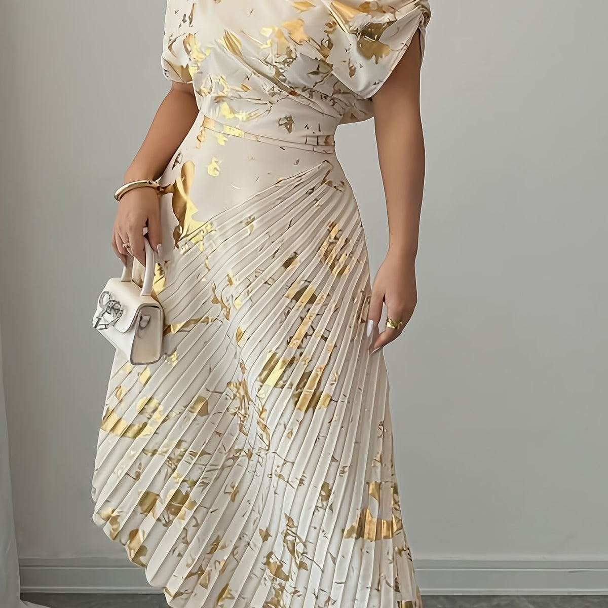 Symmetrisches, plissiertes Midikleid mit Folienoptik