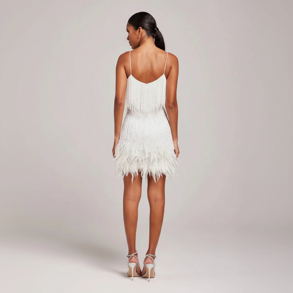 Elegantes Cocktailkleid mit fließenden Fransenakzenten für glamouröse Bewegung