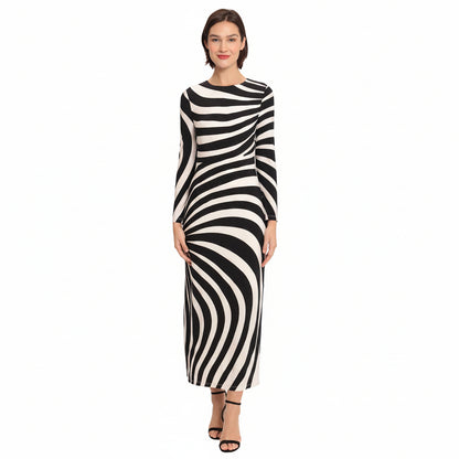 Gestreiftes Maxi-Kleid mit langen Ärmeln und einfachem Body – mühelose Eleganz