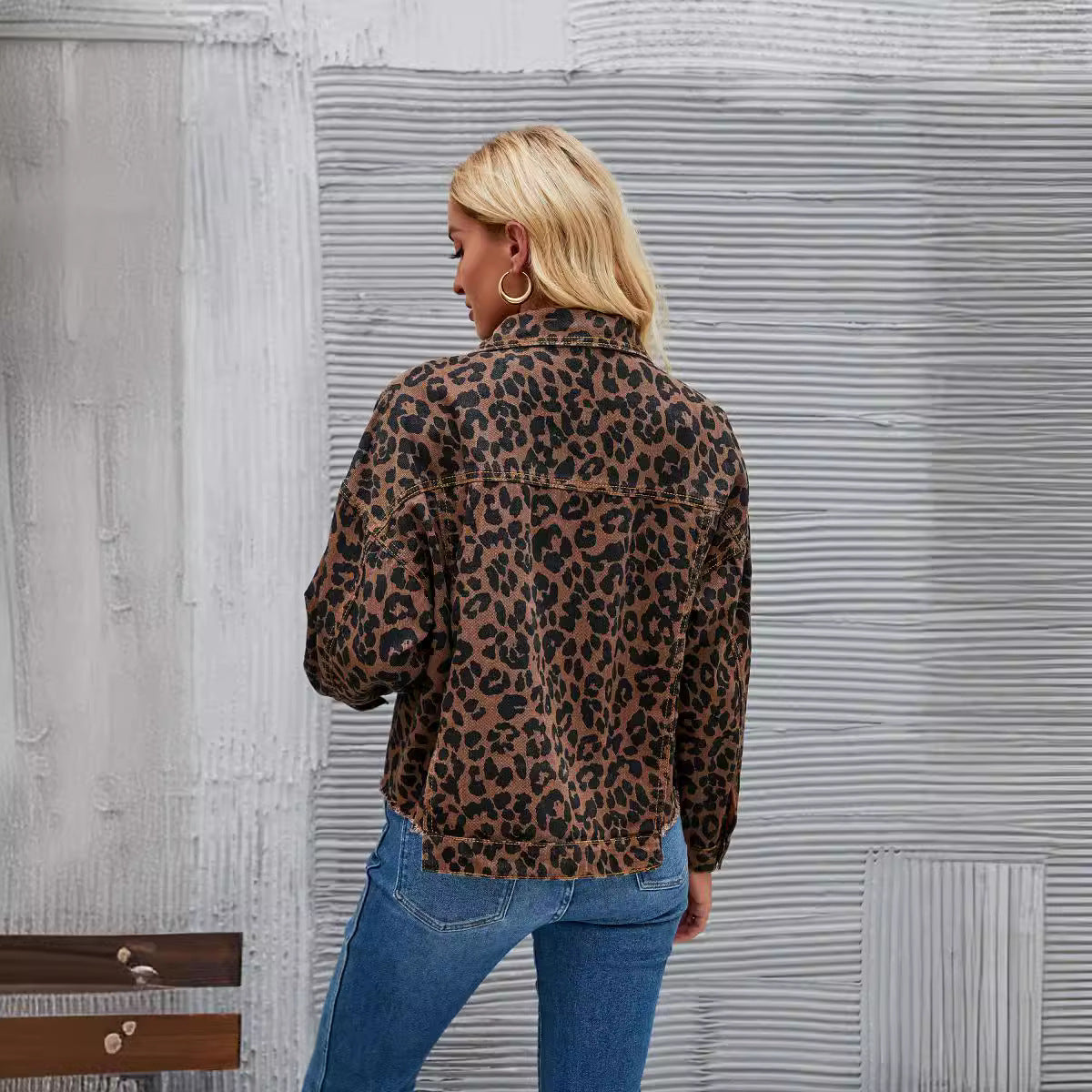 Leoparden-Jeansjacke – Auffälliges Street-Statement