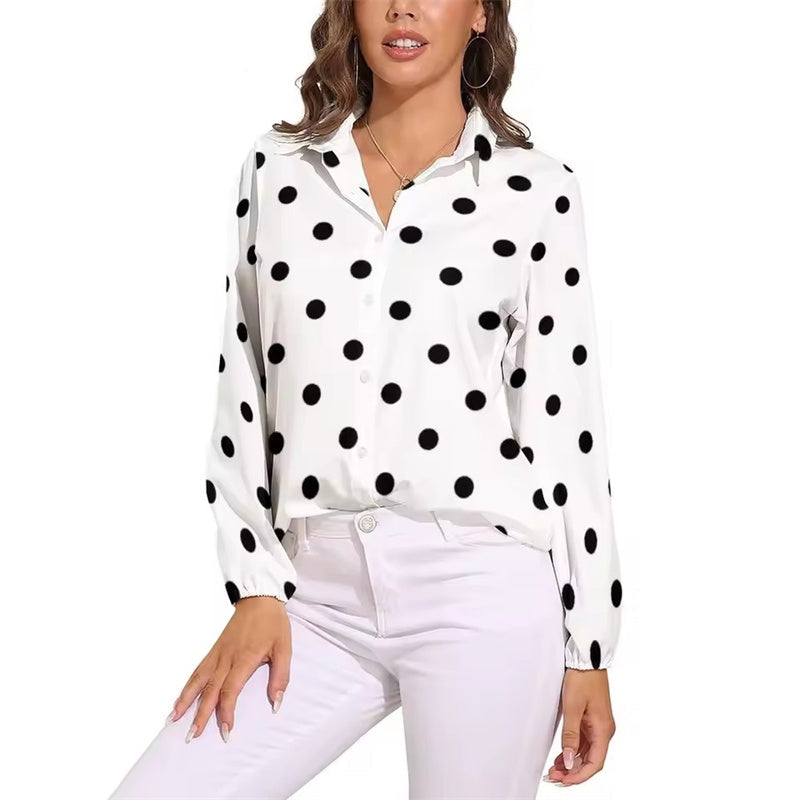 Klassische schwarz-weiße Vintage-Bluse mit Polka-Dots
