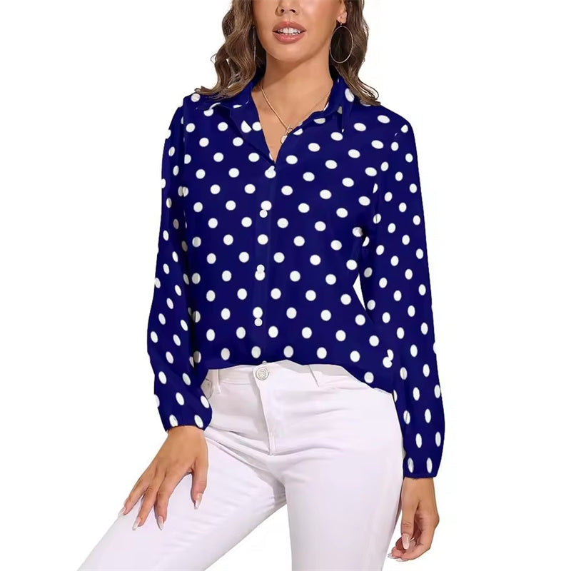 Klassische schwarz-weiße Vintage-Bluse mit Polka-Dots