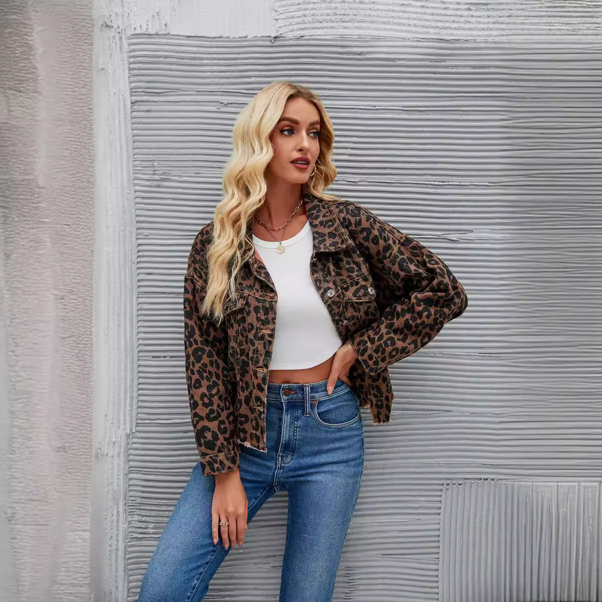 Leoparden-Jeansjacke – Auffälliges Street-Statement