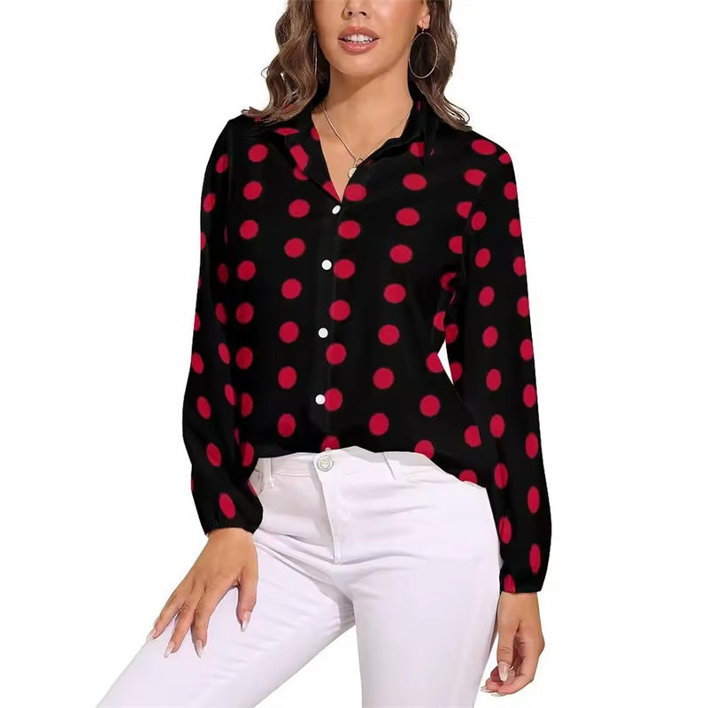 Klassische schwarz-weiße Vintage-Bluse mit Polka-Dots