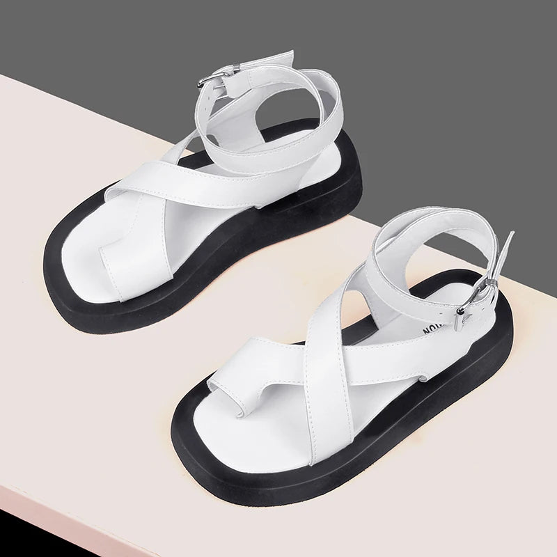 Sandalen mit gekreuzten Riemen und Plateauabsatz