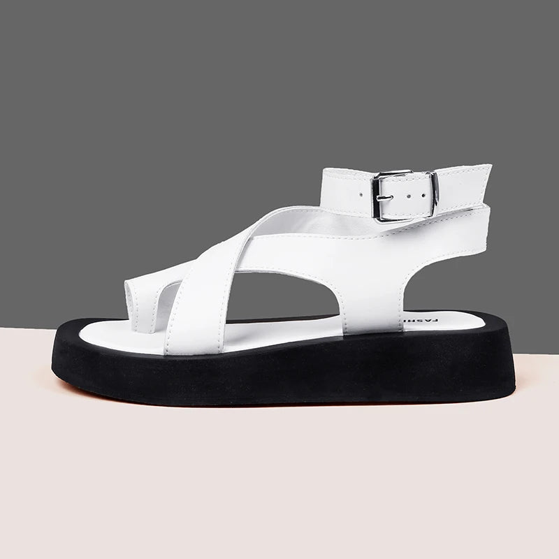 Sandalen mit gekreuzten Riemen und Plateauabsatz