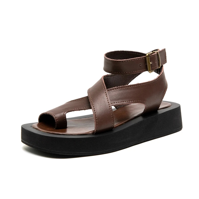 Sandalen mit gekreuzten Riemen und Plateauabsatz