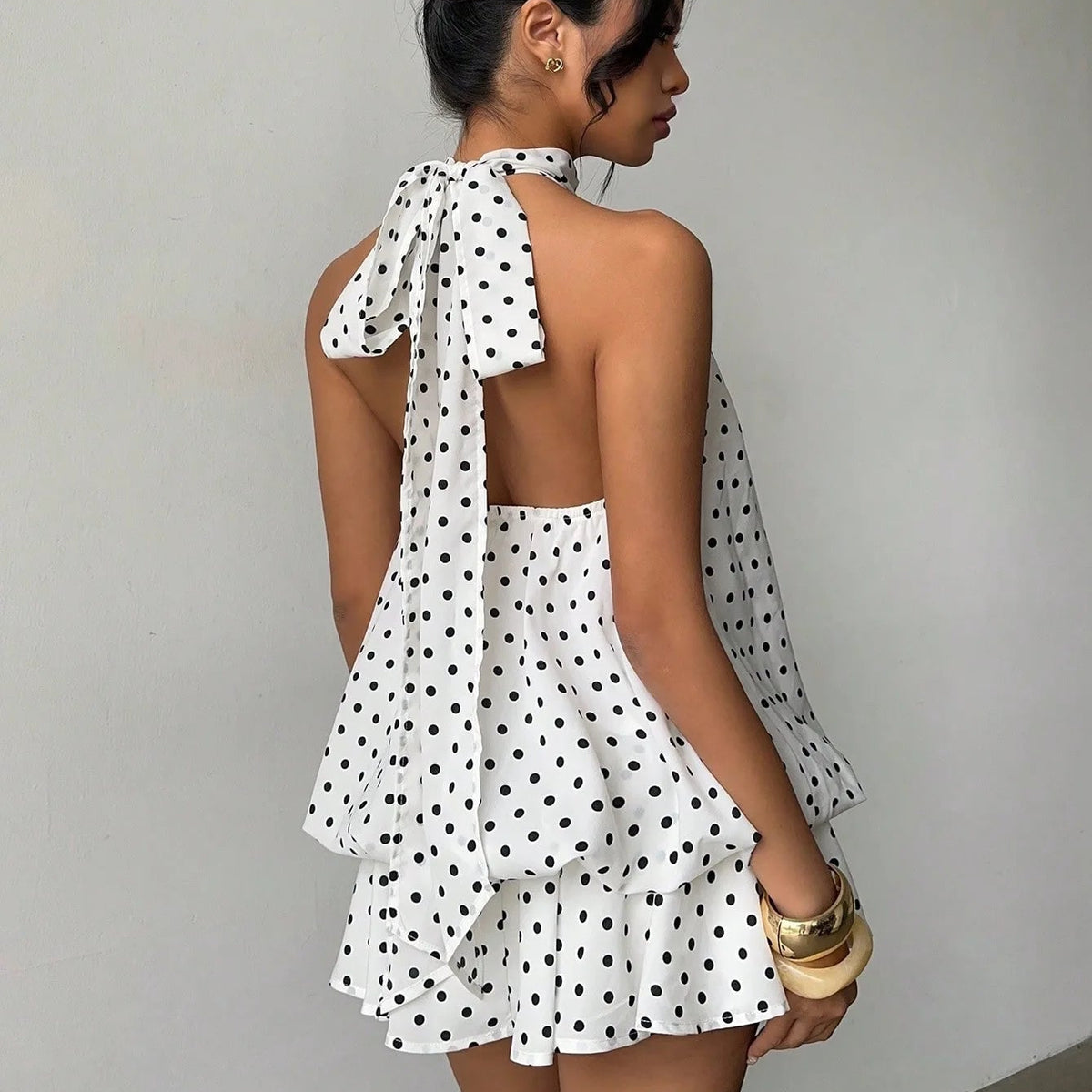 Trendiges, offenes Bauchnabel-Top mit Polka-Dots für Sommer-Looks