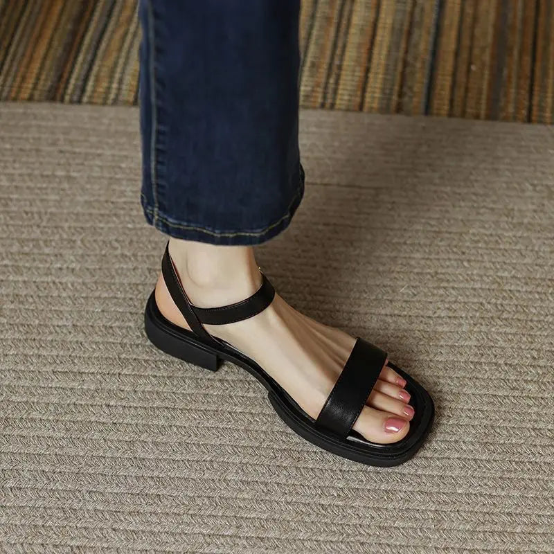 Minimalistische Riemchen-Flachsandalen