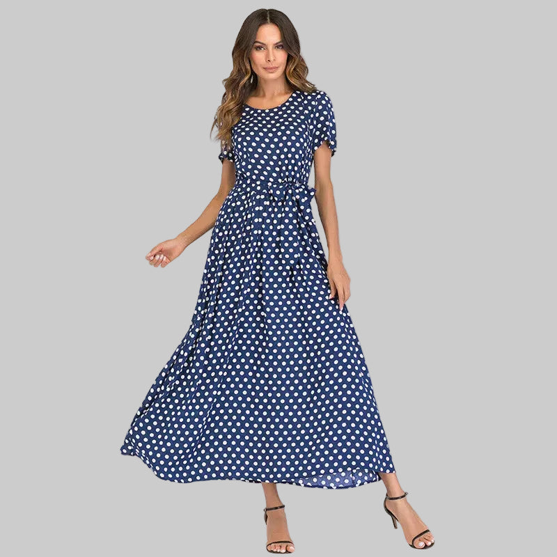 Elegantes langes Kleid mit Polka-Dots und kurzen Ärmeln für einen stilvollen Auftritt