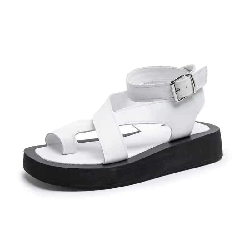 Sandalen mit gekreuzten Riemen und Plateauabsatz