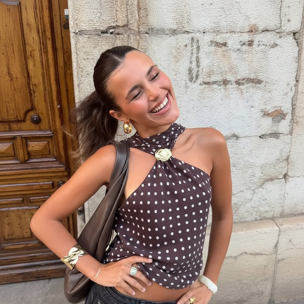 Stilvolles ärmelloses Top mit Polka-Dot-Muster und Metall-Schnallenakzent