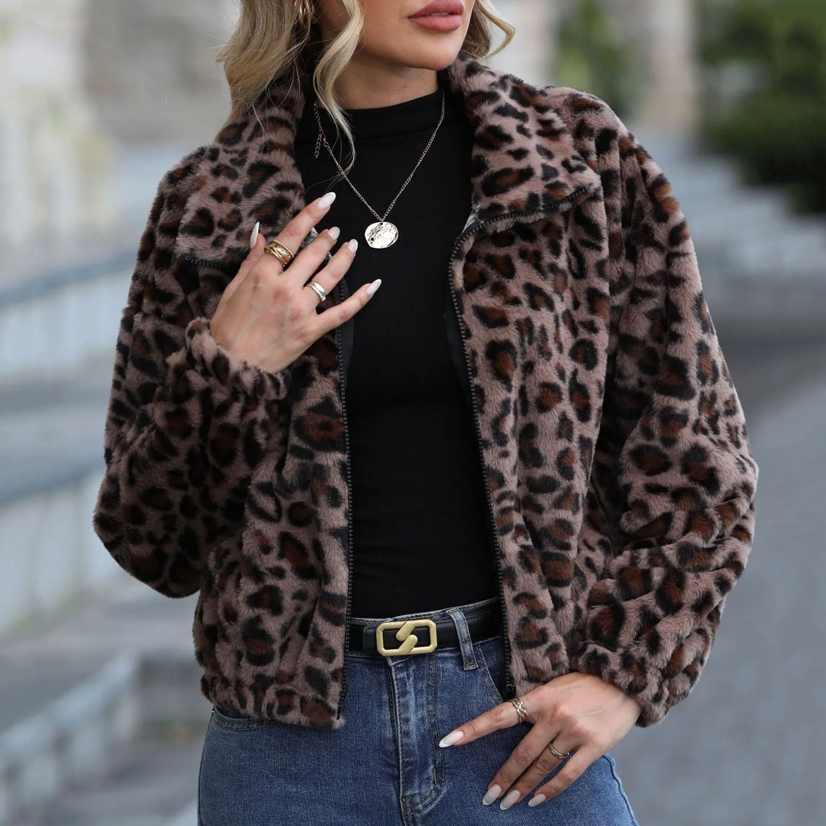 Bomberjacke mit Leopardenmuster und kurzem, flauschigem Fleece-Stil