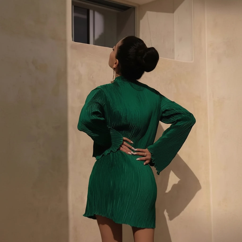 Stilvolles einfarbiges langes Kleid mit Rundhalsausschnitt und ausgestellten Ärmeln