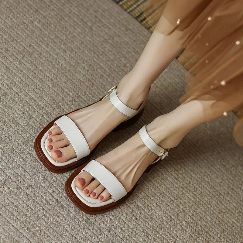 Minimalistische Riemchen-Flachsandalen