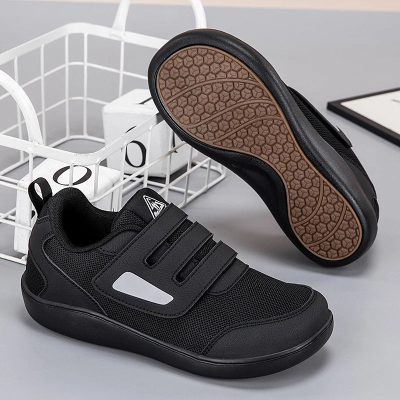 Atmungsaktive Sneakers mit Mesh und Klettverschlussriemen