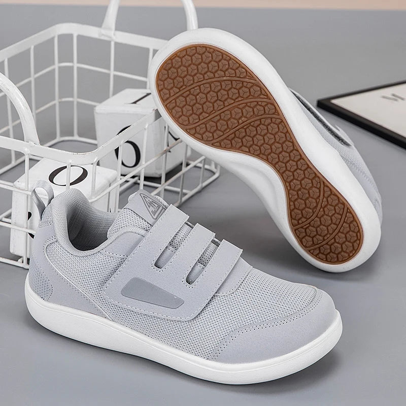 Atmungsaktive Sneakers mit Mesh und Klettverschlussriemen