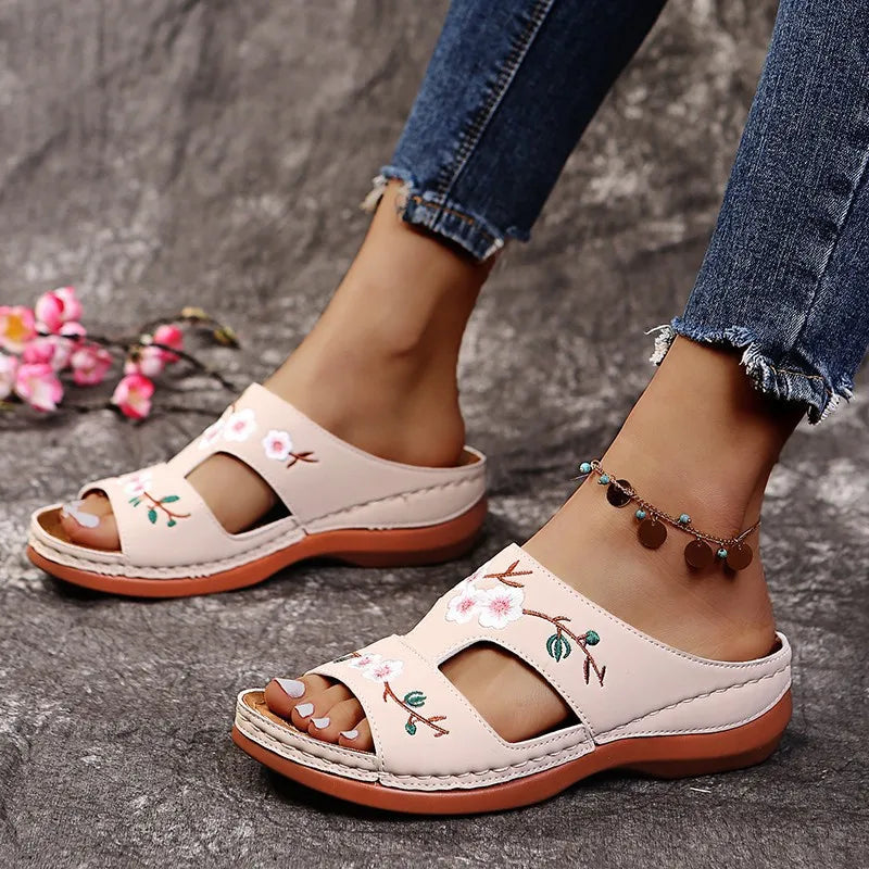 Bequeme Slip-On Keilsandalen