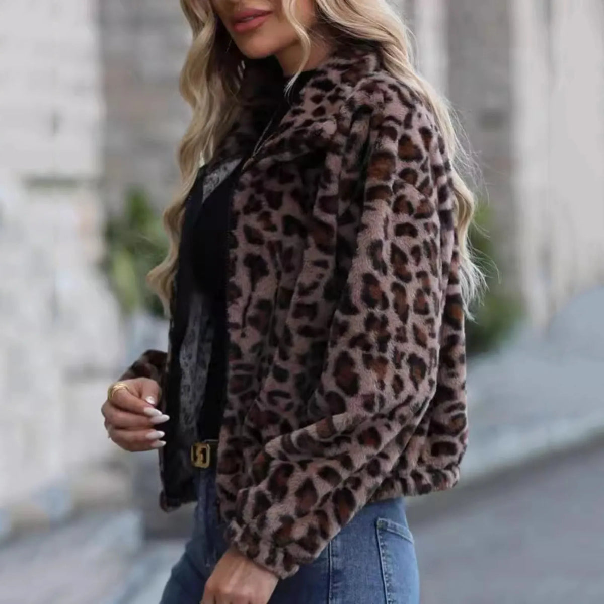 Bomberjacke mit Leopardenmuster und kurzem, flauschigem Fleece-Stil