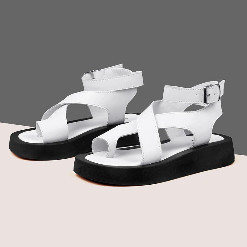 Sandalen mit gekreuzten Riemen und Plateauabsatz
