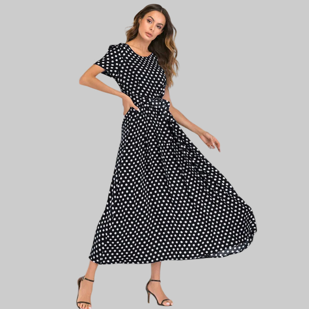 Elegantes langes Kleid mit Polka-Dots und kurzen Ärmeln für einen stilvollen Auftritt