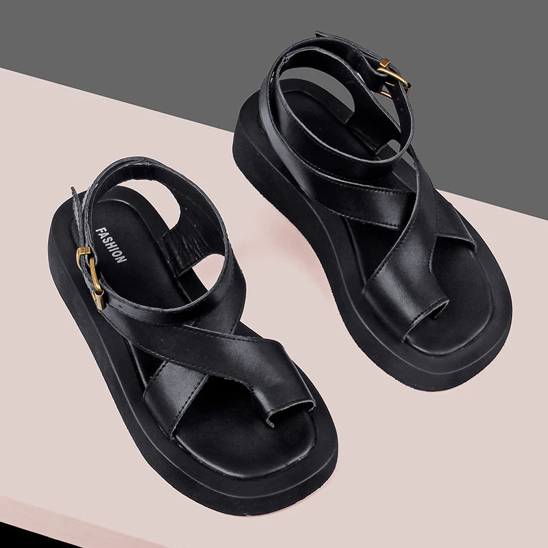 Sandalen mit gekreuzten Riemen und Plateauabsatz