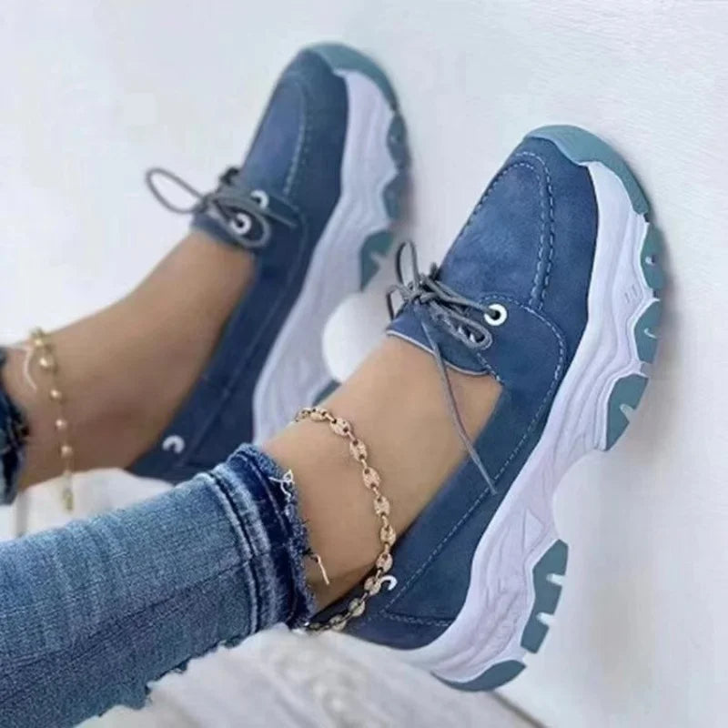 Sneaker mit dicker Sohle und Schnürung