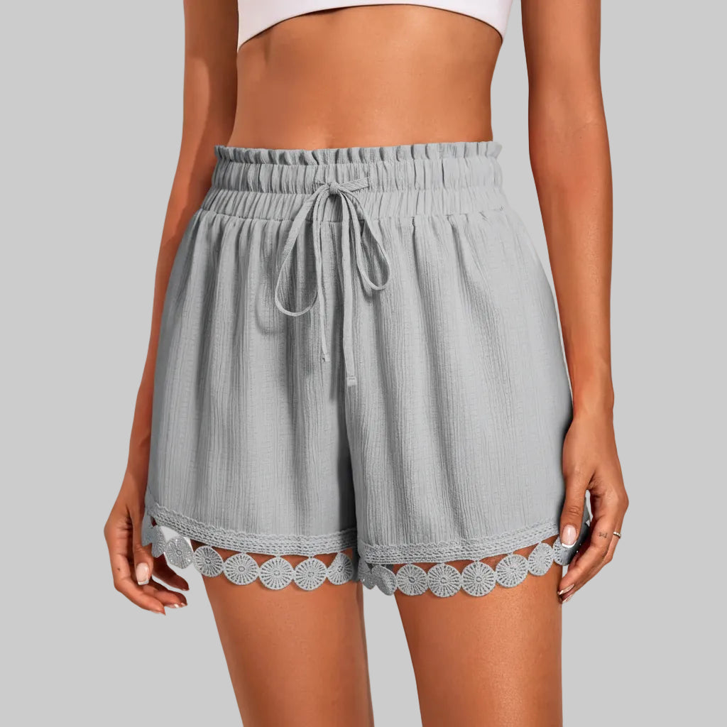 Trendige Sommer-Shorts mit Spitzenbesatz für entspannte Urlaubslooks