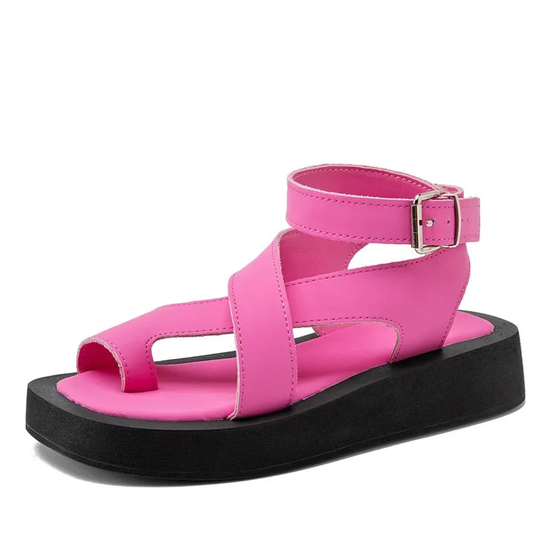 Sandalen mit gekreuzten Riemen und Plateauabsatz
