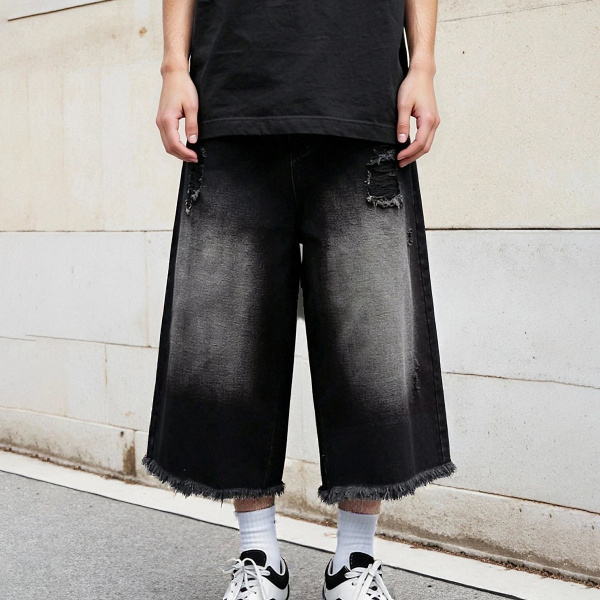 Kurze, gewaschene, ausgefranste Baggy-Jeansshorts