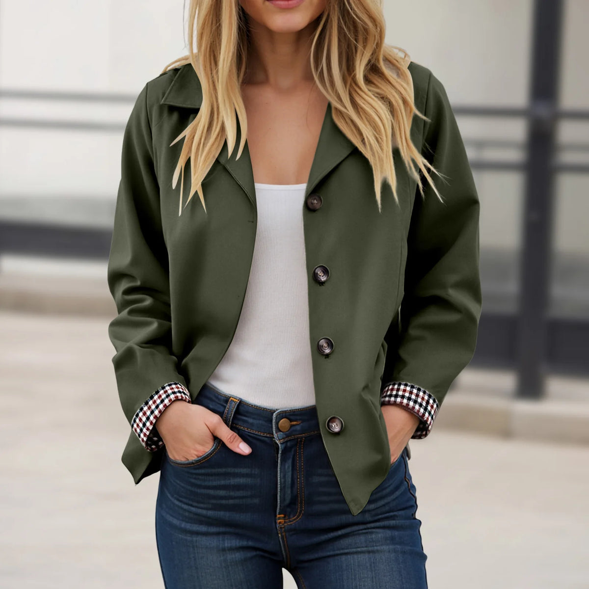 Stylischer einfarbiger kurzer Trenchcoat mit Revers und einreihiger Vorderseite