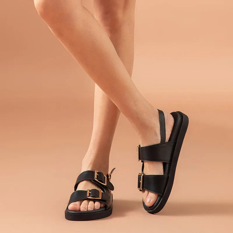 Flache Sandalen mit doppelter Schnalle