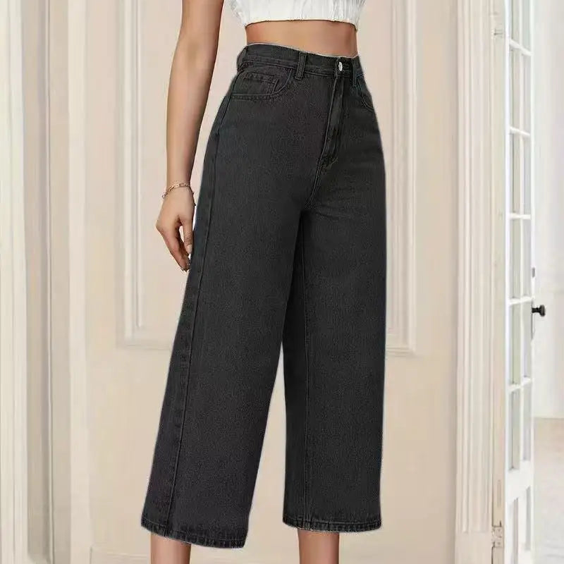 Hoch taillierte, schwarze, weite kurze Jeans