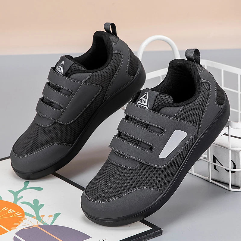 Atmungsaktive Sneakers mit Mesh und Klettverschlussriemen