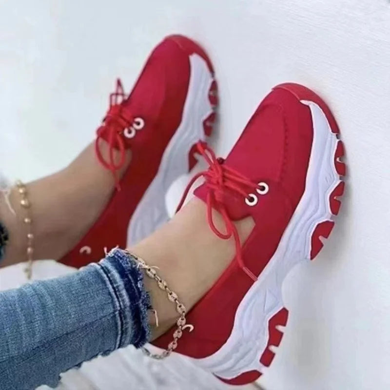 Sneaker mit dicker Sohle und Schnürung