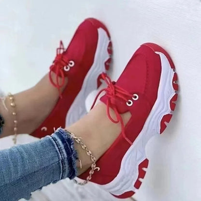 Sneakers con suola spessa e lacci