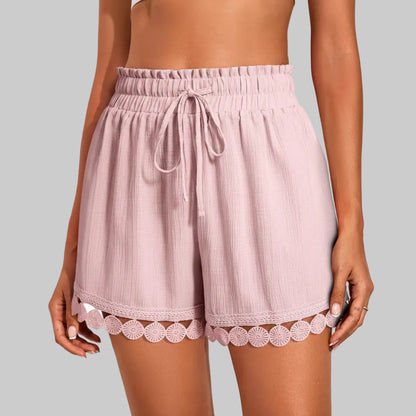 Trendige Sommer-Shorts mit Spitzenbesatz für entspannte Urlaubslooks