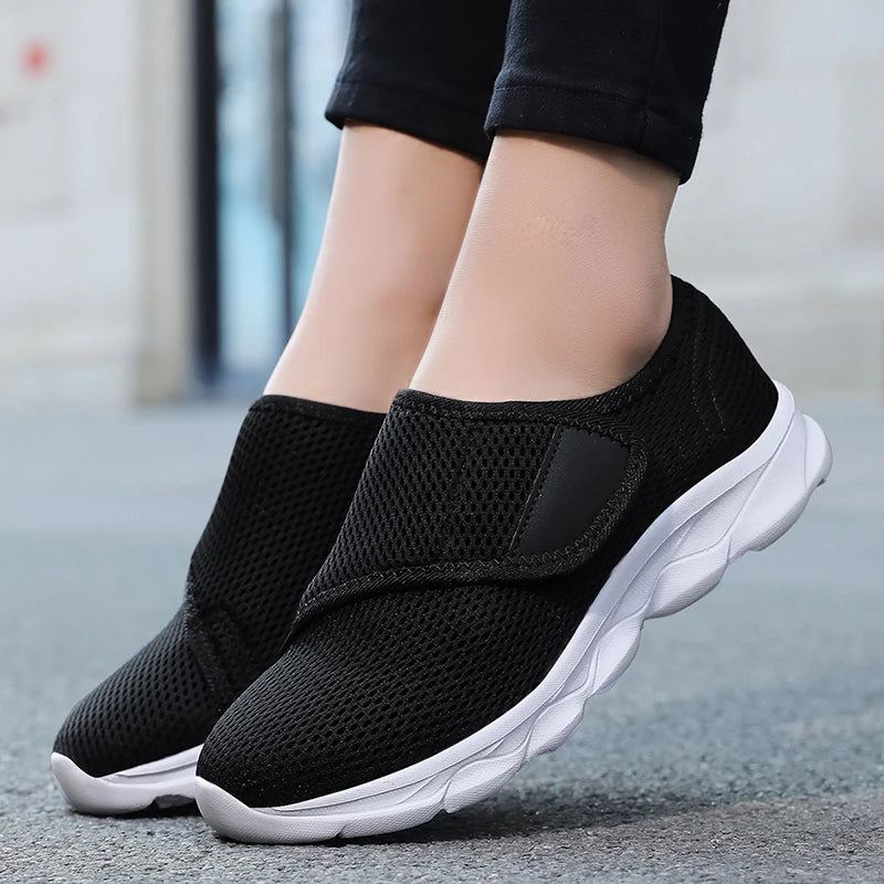 Stützende Sneaker mit breiter Passform